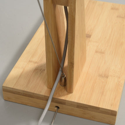Base rectangulaire en bambou du lampadaire, avec passage du câble et de la douille au centre