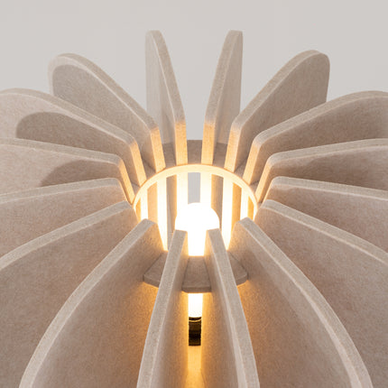 lampadaire lamelles de feutre 45 cm beige et noir, packshot de trois quarts