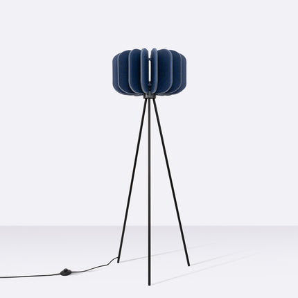 lampadaire lamelles de feutre 45 cm bleu marine et noir, vue en situation