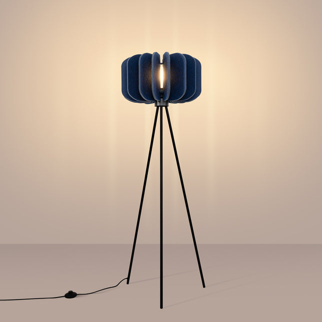 lampadaire lamelles de feutre 45 cm bleu marine et noir, lumière allumée