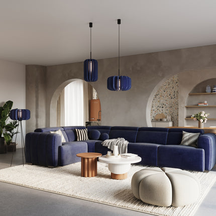lampadaire lamelles de feutre 45 cm bleu marine et noir, dans une pièce à vivre