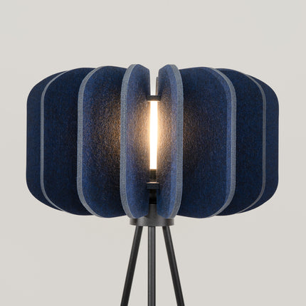 lampadaire lamelles de feutre 45 cm bleu marine et noir, vue de détail