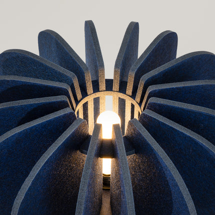 lampadaire lamelles de feutre 45 cm bleu marine et noir, packshot de trois quarts