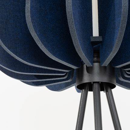 lampadaire lamelles de feutre 45 cm bleu marine et noir, détail de la matière