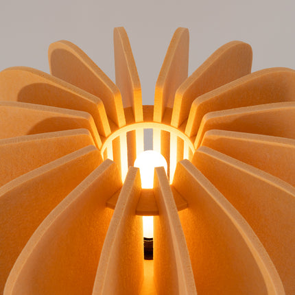 lampadaire lamelles de feutre 45 cm jaune et noir, packshot de trois quarts