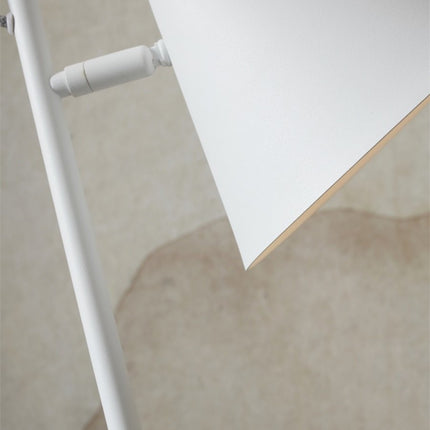 Détail du bord de l'abat-jour conique en métal laqué blanc