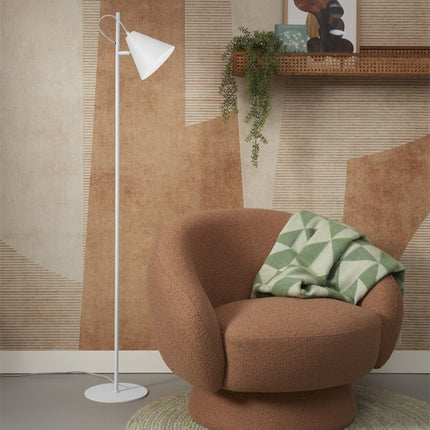 Lampadaire Lisbon blanc devant un fauteuil bouclette et plaid vert