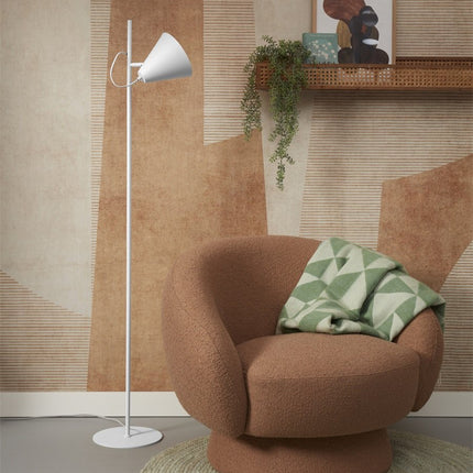Lampadaire Lisbon blanc à côté d'un fauteuil marron dans un salon cosy