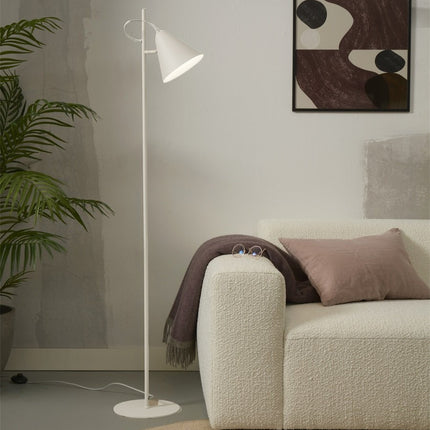 Lampadaire Lisbon blanc près d'un canapé écru dans un salon lumineux