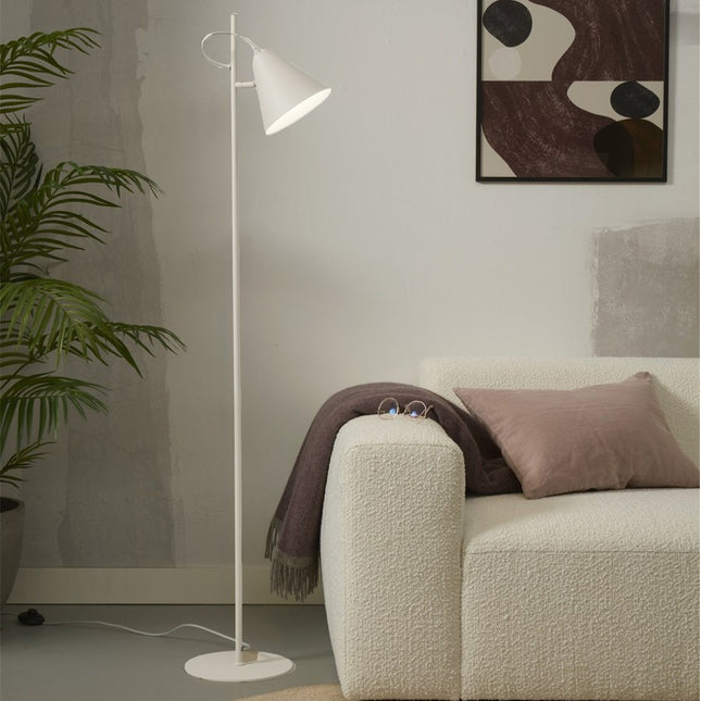 Lampadaire Lisbon blanc près d'un canapé écru dans un salon lumineux