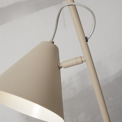 Détail de l'abat-jour conique en fer sable du lampadaire Lisbon et de son articulation