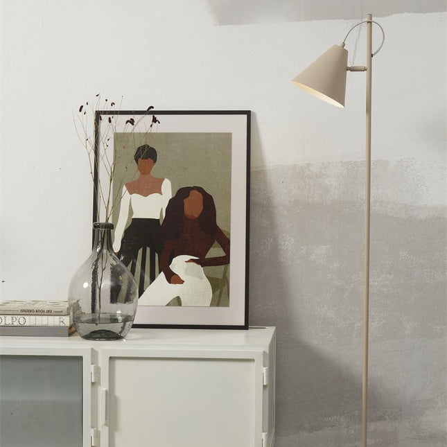 Lampadaire Lisbon sable, tête orientable éclairant un buffet blanc et un cadre décoratif