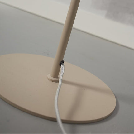 Base ovale sable du lampadaire Lisbon avec passage du câble textile gris et blanc