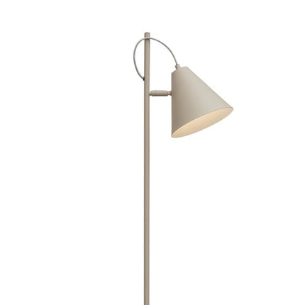 Lampadaire Lisbon en fer sable, abat-jour conique orientable, fond blanc, vue détourée