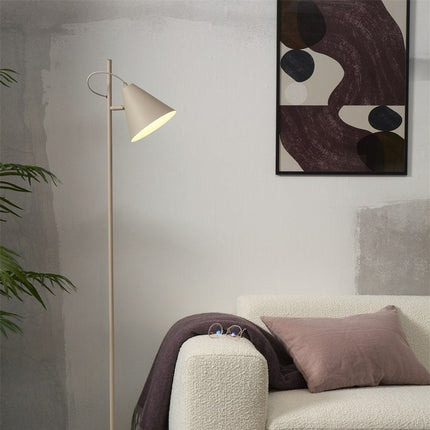 Lampadaire Lisbon sable installé dans un salon cocooning, près d'un canapé bouclé beige