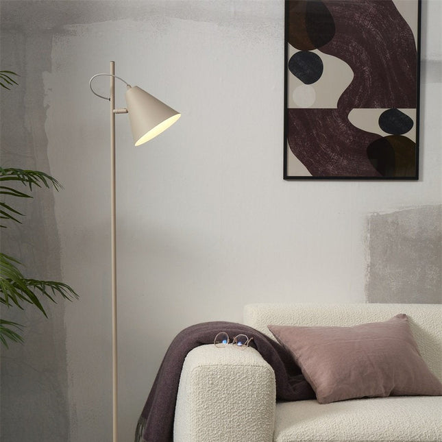 Lampadaire Lisbon sable installé dans un salon cocooning, près d'un canapé bouclé beige