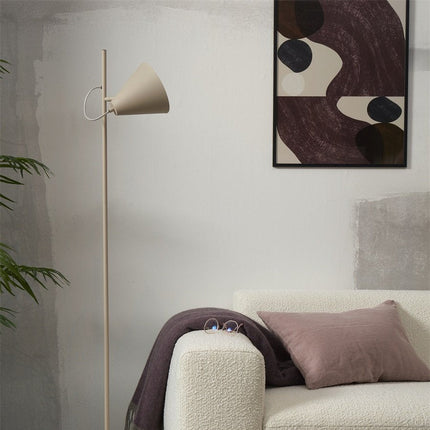 Lampadaire Lisbon sable, silhouette élancée et fine, pied de fer dans un salon épuré