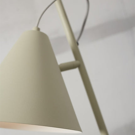 Gros plan sur l'abat-jour conique en métal vert doux du lampadaire Lisbon