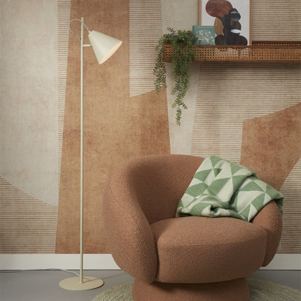 Lampadaire Lisbon vert doux près d'un fauteuil en bouclette terracotta, ambiance salon chaleureuse
