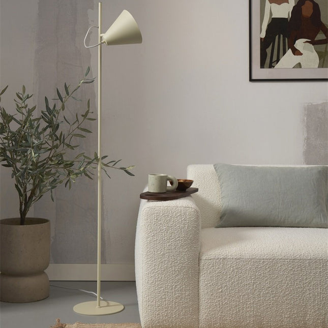 Lampadaire Lisbon vert doux dans un salon lumineux, à côté d'un canapé blanc en bouclette