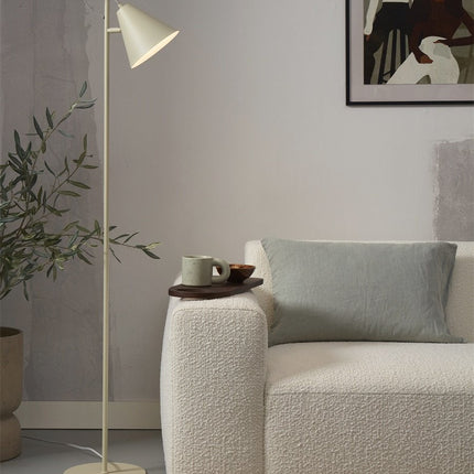 Lampadaire Lisbon vert doux allumé, tête orientable diffusant une lumière chaude