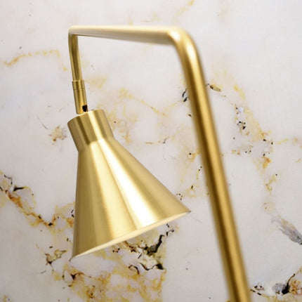 Gros plan sur le bras coudé en fer doré du lampadaire Lyon et son abat-jour