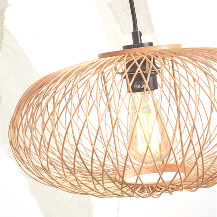 Vue rapprochée de l'abat-jour en rotin tressé du lampadaire Madeira avec câble textile noir