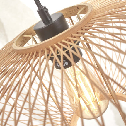 Gros plan sur l'abat-jour en rotin tressé du lampadaire Madeira avec ampoule E27 apparente