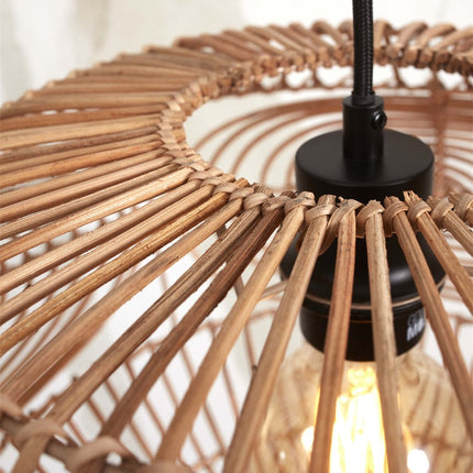 Détail de la douille noire et du tressage artisanal en fibre de rotin du lampadaire Madeira