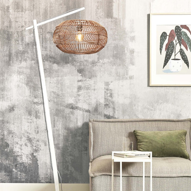 Lampadaire Madeira allumé, abat-jour en rotin naturel diffusant une lumière douce dans un salon gris