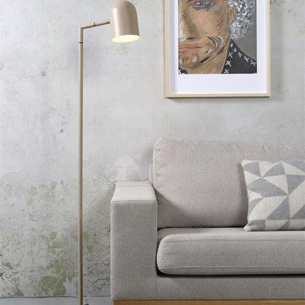 Lampadaire Marseille en fer sable près d'un canapé beige dans un salon lumineux