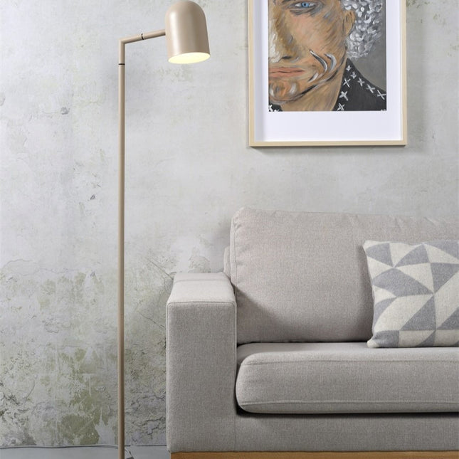 Lampadaire Marseille en fer sable près d'un canapé beige dans un salon lumineux