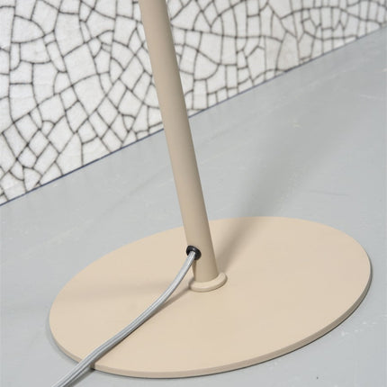 Détail du socle rond et du câble textile gris du lampadaire Marseille sable