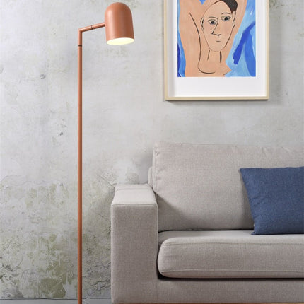Lampadaire Marseille en fer terracotta près d'un canapé gris dans un salon lumineux