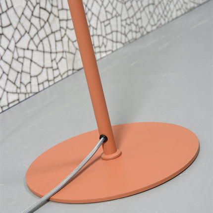 Vue d'ensemble du lampadaire Marseille en fer terracotta dans un intérieur