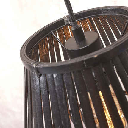 Gros plan sur les lattes de bambou noir de l'abat-jour du lampadaire Merapi et sa fixation métallique.