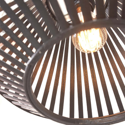 Vue intérieure de l'abat-jour en bambou du lampadaire Merapi, ampoule à filament allumée en contre-jour.