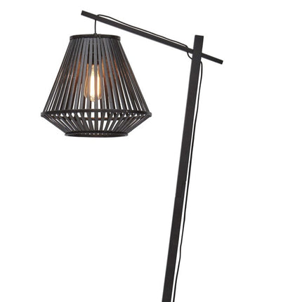 Lampadaire Merapi en bambou noir, abat-jour à lattes coniques et structure arquée, vue packshot sur fond blanc.