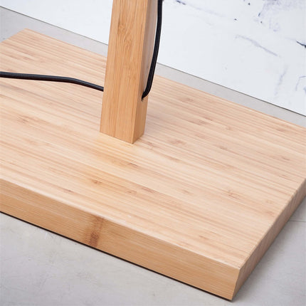 Gros plan sur le socle rectangulaire en bambou massif du pied du lampadaire Merapi