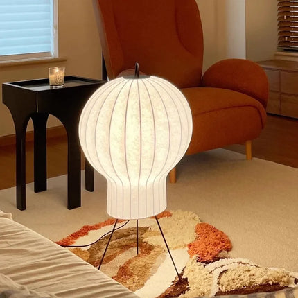 Lampadaire minimaliste soie montgolfière allumé diffusant une lumière tamisée