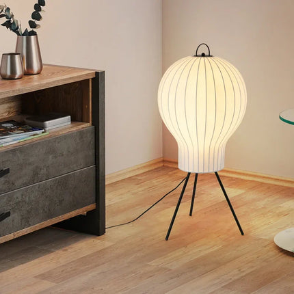 Lampadaire minimaliste soie montgolfière à côté d'un bureau