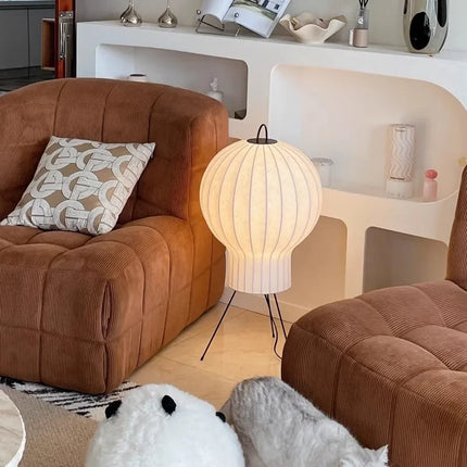 Lampadaire soie montgolfière dans une chambre feutrée