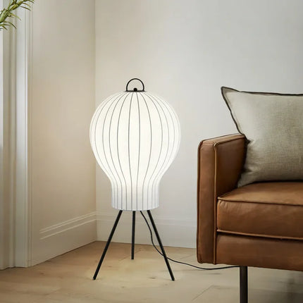 Détail de l'abat-jour en soie blanche du lampadaire montgolfière