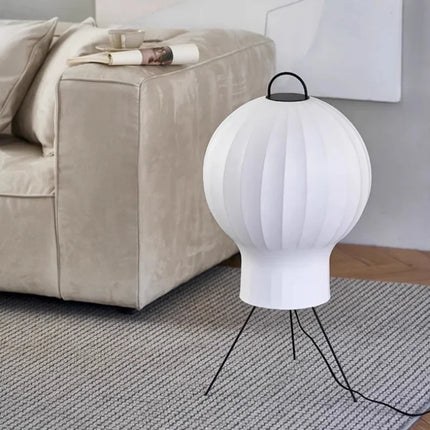 Détail des pieds fins en métal noir du lampadaire montgolfière