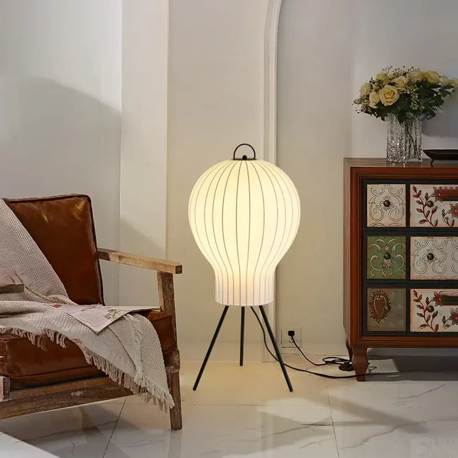 Lampadaire soie montgolfière posé dans un coin salon contemporain