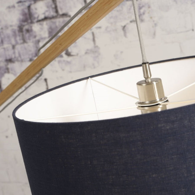 Détail de l'abat-jour en lin et de la douille en métal brossé du lampadaire Montblanc