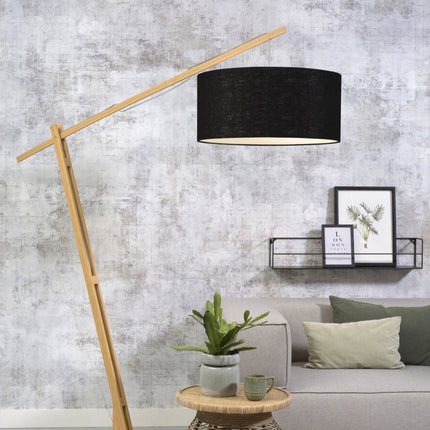 Lampadaire Montblanc en bambou avec grand abat-jour en lin noir, installé dans un salon au style japandi épuré.