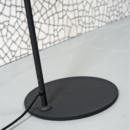 Détail de l'embase ronde noire du lampadaire Montreux
