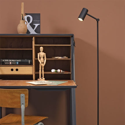Lampadaire Montreux en fer noir mat près d'un bureau vintage