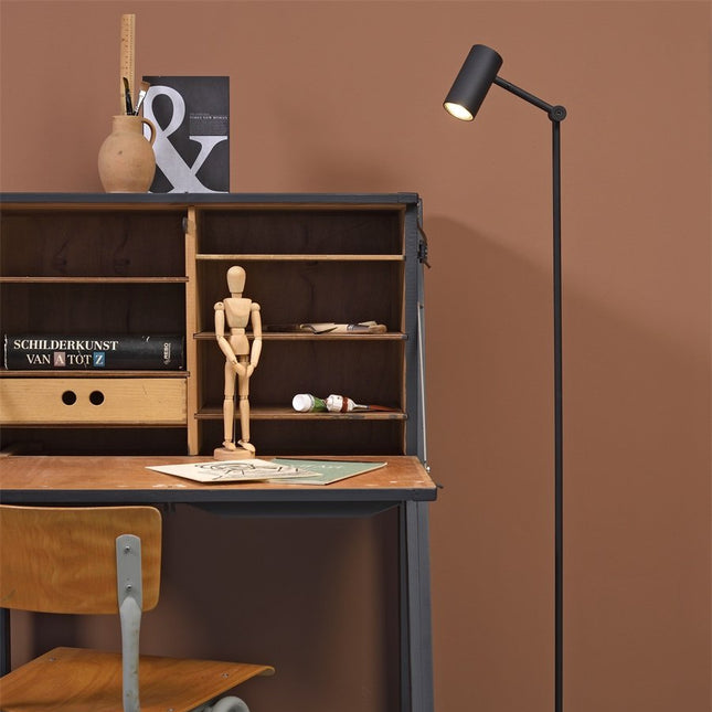 Lampadaire Montreux en fer noir mat près d'un bureau vintage